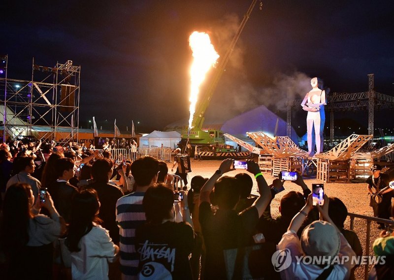 레고랜드 주차장에서 열린 마임축제 '도깨비난장' (출처=연합뉴스)