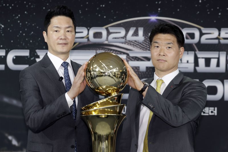 [서울=뉴시스] 최동준 기자 = 지난 1일 서울 강남구 KBL센터에서 열린 2024-2025 KCC 프로농구 챔피언결정전 미디어데이에서 서울 SK 전희철, 창원 LG 조상현 감독이 기념촬영을 하고 있다. 2025.05.01. photocdj@newsis.com