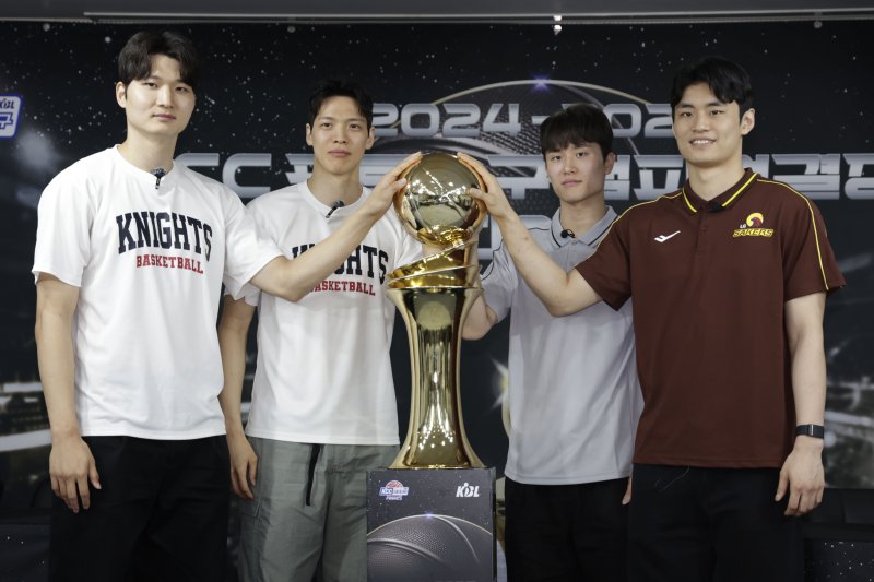 [서울=뉴시스] 최동준 기자 = 지난 1일 서울 강남구 KBL센터에서 열린 2024-2025 KCC 프로농구 챔피언결정전 미디어데이에서 양팀 감독과 선수들이 기념촬영을 하고 있다.왼쪽부터 서울 SK 안영준, 김선형, 창원 LG 양준석, 유기상. 2025.05.01. photocdj@newsis.com