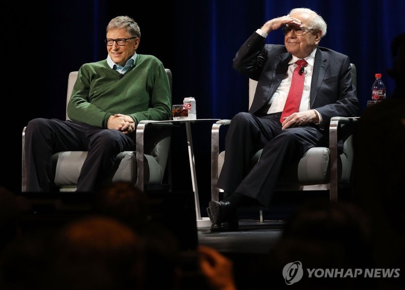 빌 게이츠 마이크로소프트 창업자(좌측)와 워런 버핏 버크셔 해서웨이 회장(우측) (출처=연합뉴스)