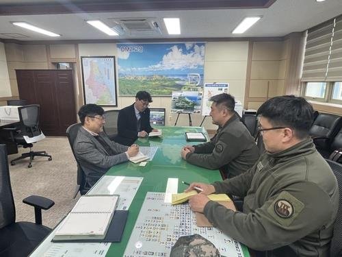 육군 제3군단과 협의 중인 강원 고성군 (출처=연합뉴스)