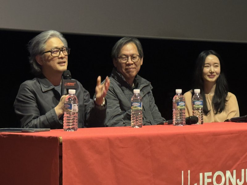 제26회 전주국제영화제 넷째날인 3일 메가박스 전주객사에서 진행된 'J 스페셜클래스'에서 박찬욱 감독(왼쪽부터), 박찬경 감독, 배우 이정현이 관객들과 대화하고 있다. 2025.5.3/뉴스1 ⓒ News1 장수인 기자