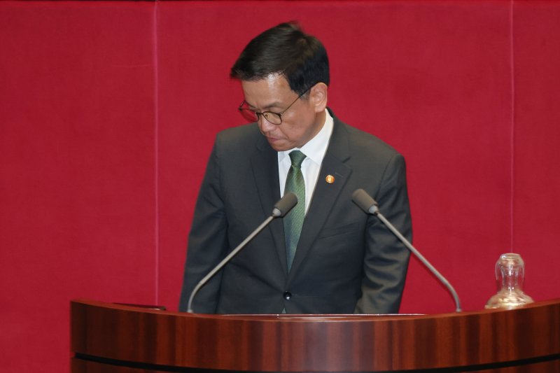 최상목 경제부총리 겸 기획재정부장관이 1일 오후 서울 여의도 국회에서 열린 본회의에서 2025년도 제1회 추가경정예산안이 통과되자 정부측 인사를 마치고 발언대에서 이동하고 있다. 2025.5.1/뉴스1 ⓒ News1 이광호 기자