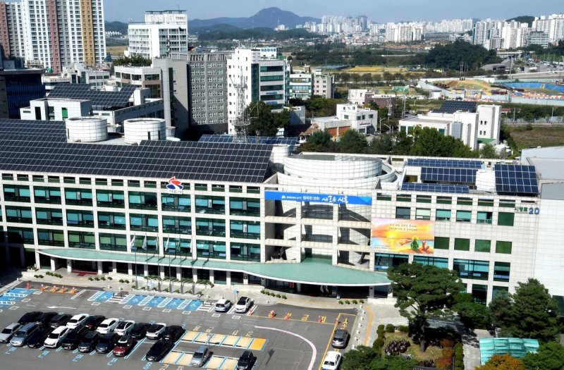 시흥시청 옥상에 설치된 시흥시민햇빛발전소 (출처=연합뉴스)