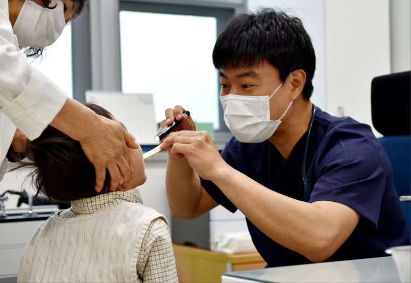 2일 오전 전남 곡성보건의료원에 마련된 소아과 진료실에서 아이들이 진료를 받고 있다. 곡성은 1960년 소아과 전문의 제도가 생긴 이래 이날 처음으로 상시 소아과가 들어섰다.2025.5.2/뉴스1 ⓒ News1 김동수 기자
