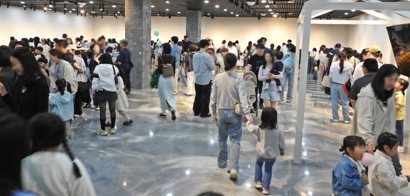 [제주=뉴시스] 오영재 기자 = 어린이날 연휴 첫날인 3일 오후 제주학생문화원에서 '2025 어린이 행복축제'가 열리고 있다. 이날 강풍이 불면서 야외 프로그램이 대부분 중단되고 실내에서 운영됐다. 2025.05.03. oyj4343@newsis.com
