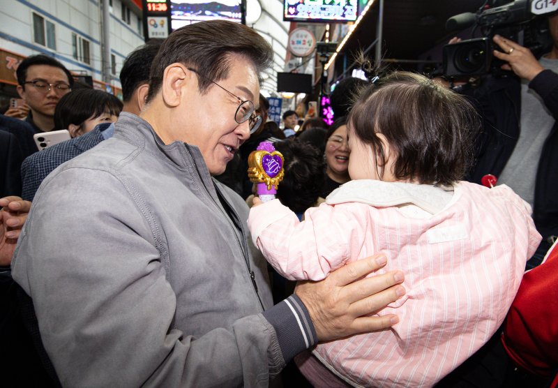 '골목골목 경청투어 : 동해안벨트편'에 나선 이재명 더불어민주당 대통령 후보가 3일 오전 강원 양양군 양양시장에서 한 아이를 바라보고 있다. 2025.5.3/뉴스1 ⓒ News1 이재명 기자
