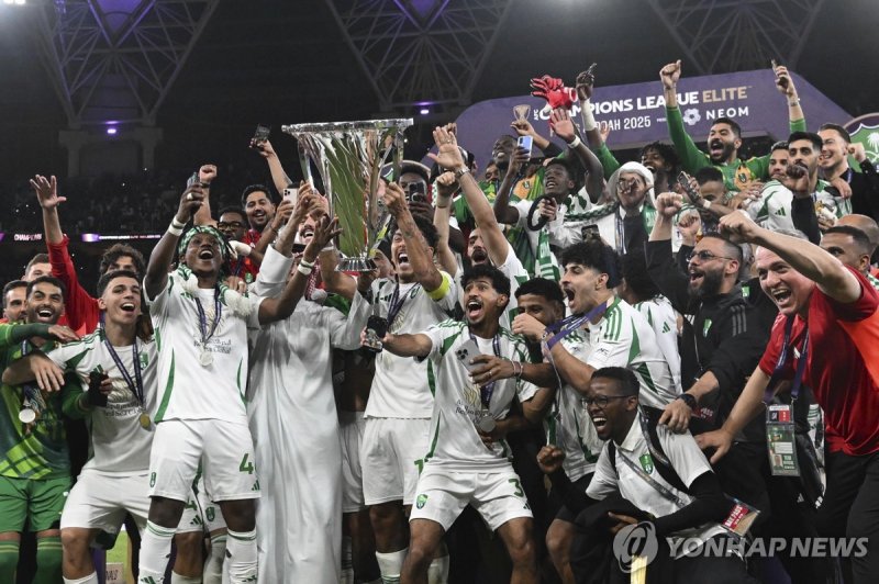 기뻐하는 알아흘리 선수들 (출처=연합뉴스)