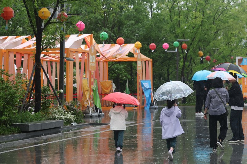어린이 날을 맞은 5일 서울 종로구 광화문광장에 마련된 '서울페스타 2024' 행사장 어린이 놀이시설이 비가 쏟아지는 날씨에 취소 및 축소 운영되고 있다. 2024.5.5/뉴스1 ⓒ News1 민경석 기자