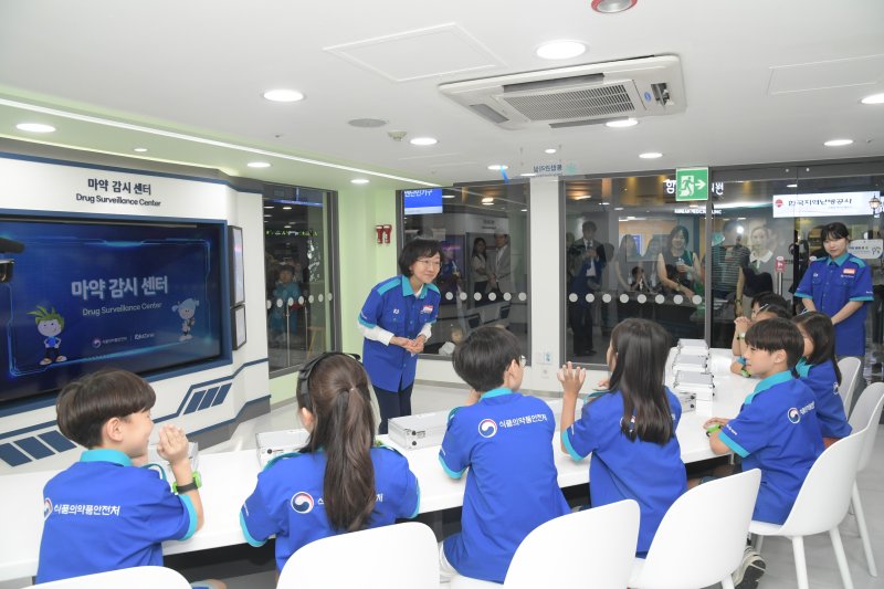 [서울=뉴시스] 지난해 8월 오유경 식약처장은 어린이들이 마약 감시원 체험을 통해 마약류 의약품 관리 체계와 마약류 오남용의 위험성, 올바른 의약품 사용 방법 등을 배울 수 있도록 꾸며진 서울 송파구 '키자니아 마약감시센터' 개소식에 참석했다. (사진=식약처 제공) 2025.05.02. photo@newsis.com *재판매 및 DB 금지