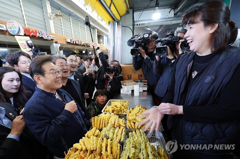 분식집 상인과 대화하는 이재명 후보 (출처=연합뉴스)