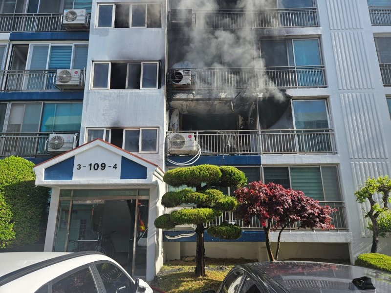 4일 오전 8시 5분께 울산 북구 연암동의 5층짜리 아파트 2층에서 화재가 발생했다.(울산소방 제공)