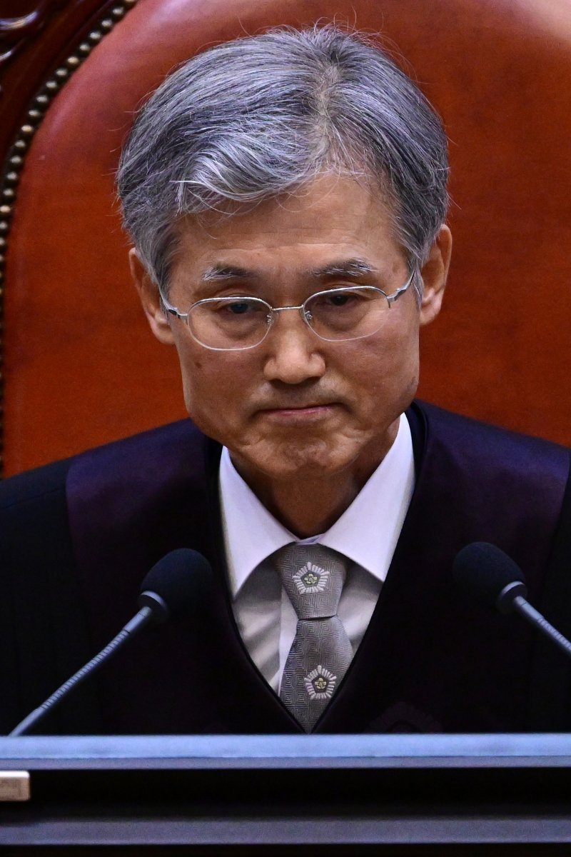 [서울=뉴시스] 사진공동취재단 = 조희대 대법원장이 1일 오후 서울 서초구 대법원 대법정에서 이재명 더불어민주당 대선 후보의 공직선거법 위반 사건 상고심 선고를 준비하며 입술을 다물고 있다. 2025.05.01. photo@newsis.com