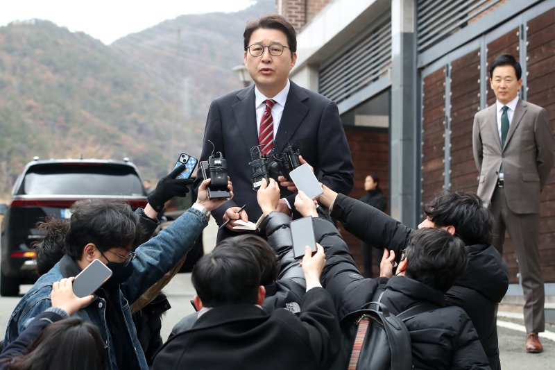 국민의힘 당 지도부가 지난 3월 3일 오후 대구 달성군 유가읍 박근혜 전 대통령 사저를 찾아 박 전 대통령을 예방한 뒤 신동욱 수석대변인이 사저를 떠나기 전 브리핑하고 있다. 2025.3.3/뉴스1 ⓒ News1 공정식 기자