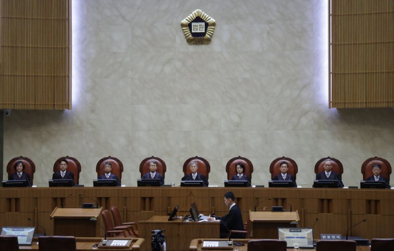 조희대 대법원장을 비롯한 대법관들이 1일 오후 더불어민주당 이재명 대선 후보의 공직선거법 사건 전원합의체 선고를 위해 서울 서초구 대법원 대법정에 입장해 있다. 2025.5.1/뉴스1 ⓒ News1 사진공동취재단