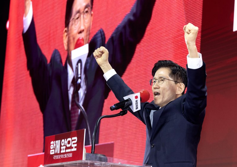 김문수 국민의힘 대통령 후보가 3일 경기 고양시 킨텍스에서 열린 5차 전당대회에서 최종 후보로 확정된 뒤 수락연설을 하고 있다. (공동취재) 2025.5.3/뉴스1 ⓒ News1 김민지 기자