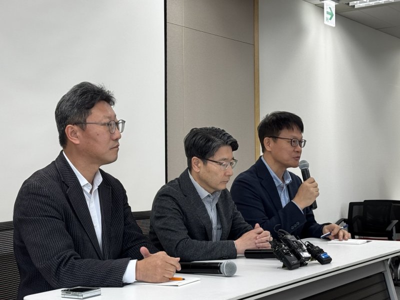 [서울=뉴시스] SK텔레콤이 4일 서울시 중구에 위치한 삼화빌딩에서 해킹 사고 이후 수습 상황에 대해 설명하는 브리핑을 열었다. (왼쪽부터)김희섭 PR센터장, 임봉호 MNO사업부장, 류정환 네트워크인프라센터장. (사진=심지혜 기자)