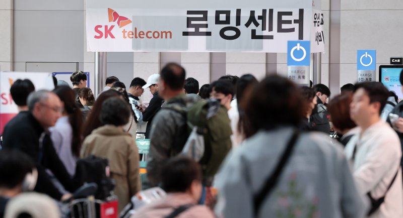 황금연휴를 앞둔 2일 오전 인천국제공항 제1여객터미널 출국장에 마련된 SK텔레콤 로밍센터에서 여행객들이 유심 교체 서비스를 받기 위해 대기하고 있다. 2025.5.2/뉴스1 ⓒ News1 김성진 기자