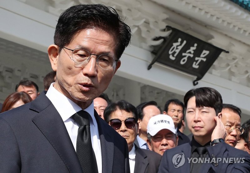 참배 마친 뒤 발언하는 김문수 후보 (출처=연합뉴스)