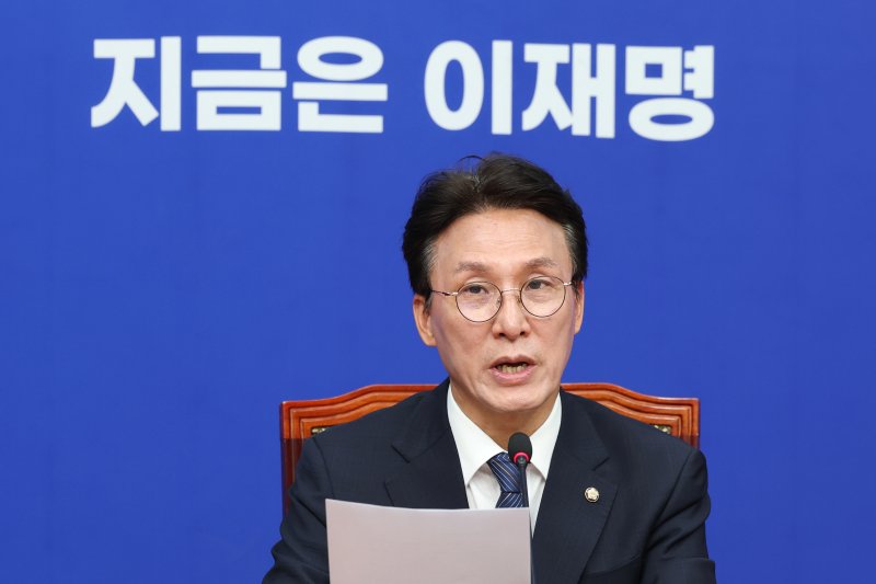 김민석 더불어민주당 상임공동 선거대책위원장이 4일 오전 서울 여의도 국회에서 기자간담회를 하고 있다. 2025.5.4/뉴스1 ⓒ News1 이광호 기자