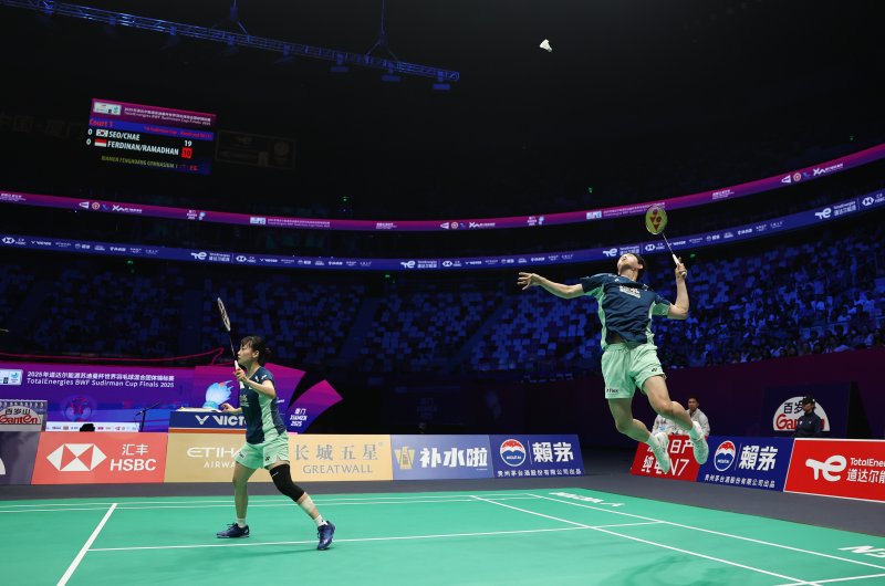 [샤먼=신화/뉴시스] 서승재-채유정이 3일(현지 시간) 중국 푸젠성 샤먼에서 열린 2025 세계배드민턴연맹(BWF) 수디르만컵 인도네시아와의 준결승 혼합 복식 1경기에서 데얀 페르디난시아-시티 파디아 실바 라마단티 조와 경기하고 있다. 서승재-채유정이 2-0(21-10 21-15)으로 이긴 한국이 매치 스코어 3-2로 승리하며 결승에 올라 일본을 3-0으로 완파한 중국과 패권을 다툰다. 2025.05.04.