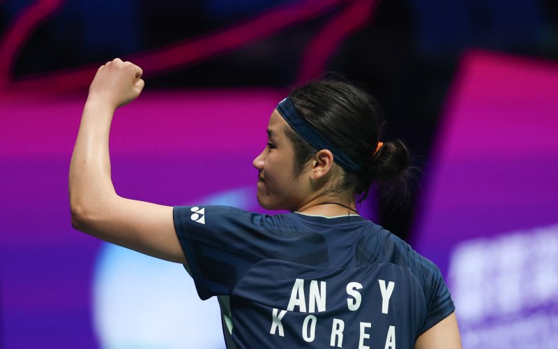 [샤먼=신화/뉴시스] 안세영이 3일(현지 시간) 중국 푸젠성 샤먼에서 열린 2025 세계배드민턴연맹(BWF) 수디르만컵 인도네시아와의 준결승 여자 단식 3경기에서 푸트리 쿠수마 와르다니를 꺾은 후 환호하고 있다. 안세영이 2-0(21-18 21-12)으로 이긴 한국이 매치 스코어 3-2로 승리하며 결승에 올라 일본을 3-0으로 완파한 중국과 패권을 다툰다. 2025.05.04.