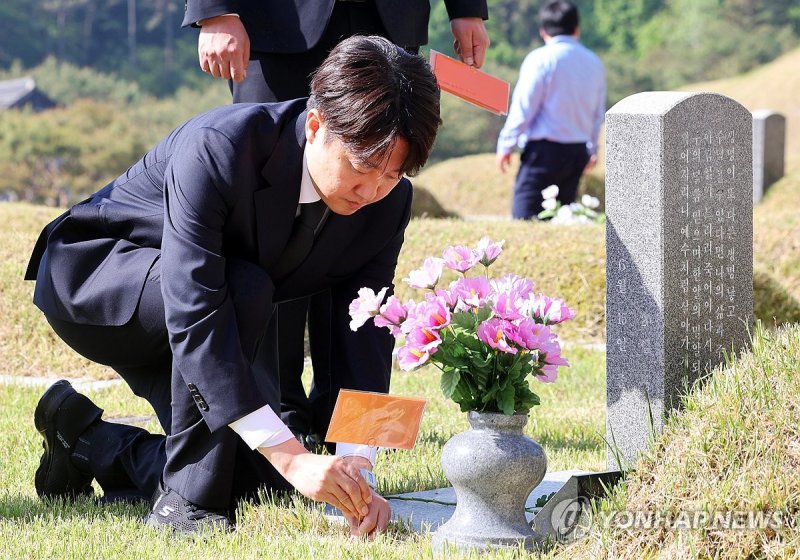 5·18 민주묘지 참배하는 이준석 후보 (출처=연합뉴스)
