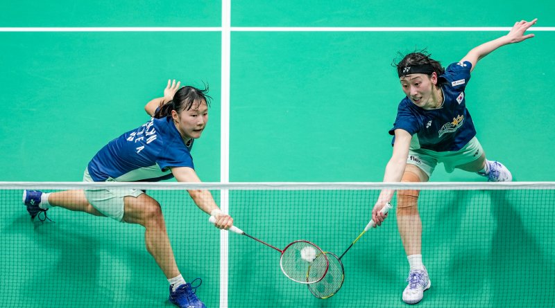 [샤먼=신화/뉴시스] 백하나-이소희가 3일(현지 시간) 중국 푸젠성 샤먼에서 열린 2025 세계배드민턴연맹(BWF) 수디르만컵 인도네시아와의 준결승 여자 복식 5경기에서 아말리아 차하야 프라티위-시티 파디아 실바 라마단티 조와 경기하고 있다. 백하나-이소희가 2-1(21-10 18-21 21-15)로 승리한 한국이 매치 스코어 3-2로 승리하며 결승에 올라 일본을 3-0으로 완파한 중국과 패권을 다툰다. 2025.05.04.