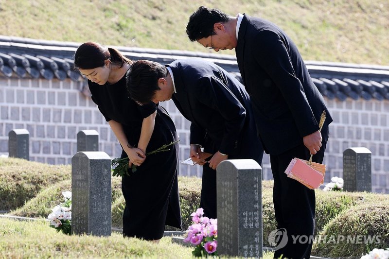 5·18 민주묘지 찾은 이준석 후보 (출처=연합뉴스)