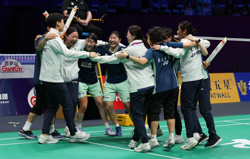 [샤먼=신화/뉴시스] 한국 선수들이 3일(현지 시간) 중국 푸젠성 샤먼에서 열린 2025 세계배드민턴연맹(BWF) 수디르만컵 준결승에서 인도네시아를 꺾은 후 환호하고 있다. 한국은 매치 스코어 2-2 상황에서 여자 복식 5경기에 나선 백하나-이소희가 2-1(21-10 18-21 21-15)로 승리하며 결승에 올라 일본을 3-0으로 완파한 중국과 패권을 다툰다. 2025.05.04.