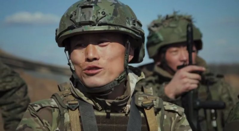[서울=뉴시스]러시아군과 함께 훈련하며 러시아 군가를 부르는 북한군 병사.(출처=김 마리나 텔레그램. RFA에서 재인용)2025.5.2. *재판매 및 DB 금지