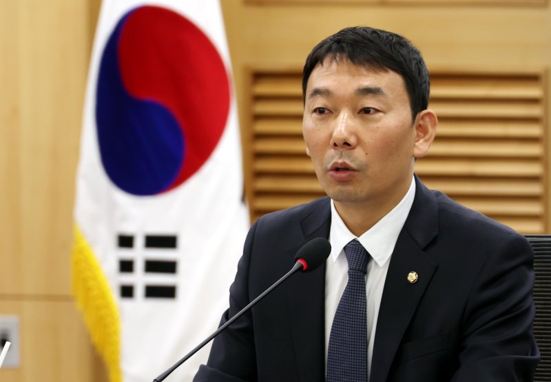 [서울=뉴시스] 조성봉 기자= 김용민 더불어민주당 검찰개혁TF 팀장이 지난해 5월29일 오전 서울 여의도 의원회관 세미나실에서 열린 검찰개혁TF 2차 회의에서 발언을 하고 있다. suncho21@newsis.com