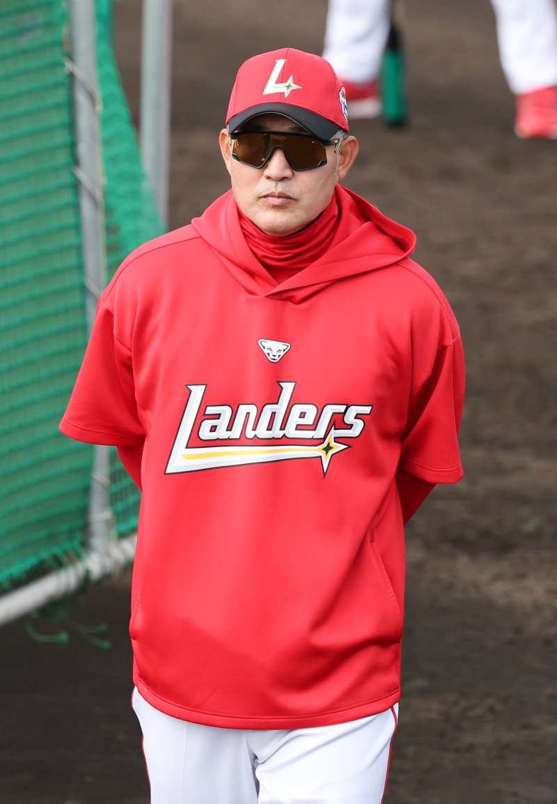 이숭용 SSG 감독이 28일 일본 오키나와 구시카와 야구장에서 열린 KT 위즈와 SSG 랜더스 연습경기에 앞서 훈련을 지켜보고 있다. 2025.2.28/뉴스1 ⓒ News1 허경 기자