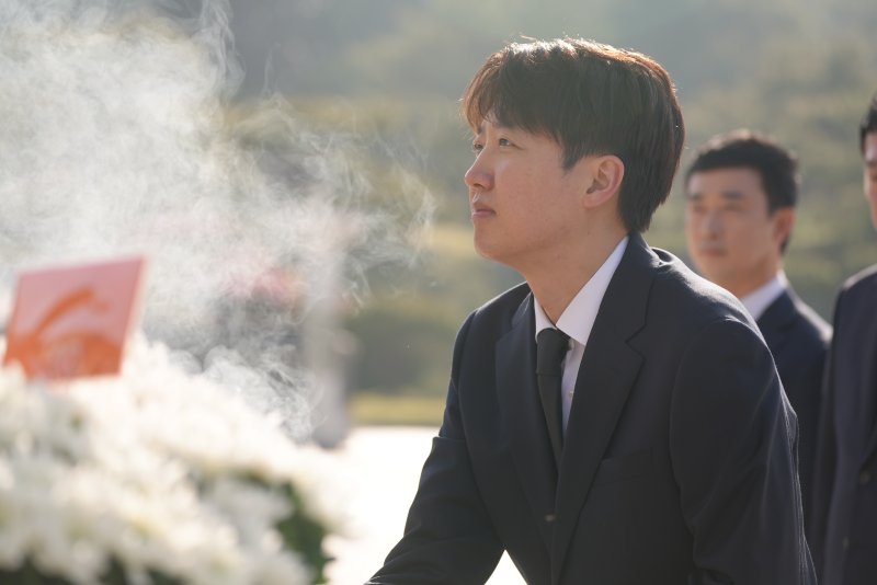 이준석 개혁신당 대선후보가 4일 오전 광주 5.18 민주묘지를 참배하고 있다. (이준석 후보 캠프 제공)