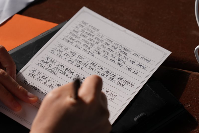 개혁신당은 4일 오전 광주 5.18 민주묘지를 참배했다. 이날 이준석 대선후보를 포함한 개혁신당 당원은 손편지를 1027기 묘역에 전달하고 이들을 추모했다. (이준석 캠프 제공)