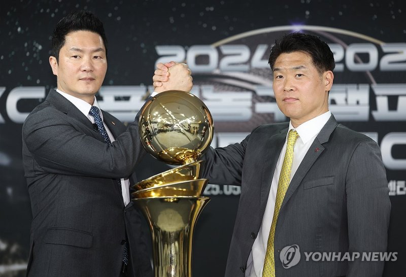 프로농구 챔피언결정전 미디어데이 기념촬영하는 감독들 (출처=연합뉴스)
