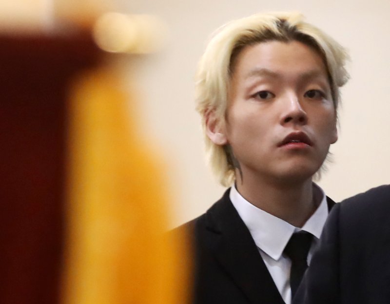 '故장제원 아들' 노엘, 공연 깜짝 등장…하늘 가리키는 포즈도