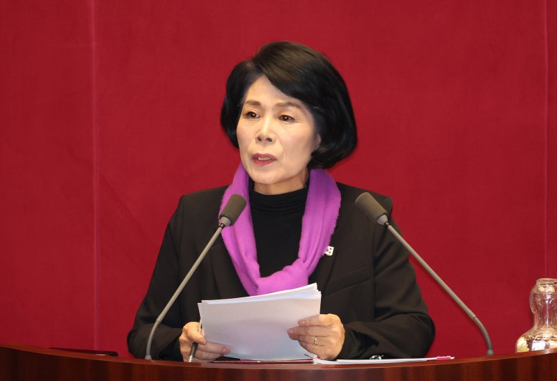 [서울=뉴시스] 고승민 기자 = 최민희 국회 과방위원장이 14일 서울 여의도 국회에서 열린 제422회 국회(임시회) 제6차 본회의, 교육·사회·문화에 관한 질문에서 질의 전 발언하고 있다. 2025.02.14. kkssmm99@newsis.com
