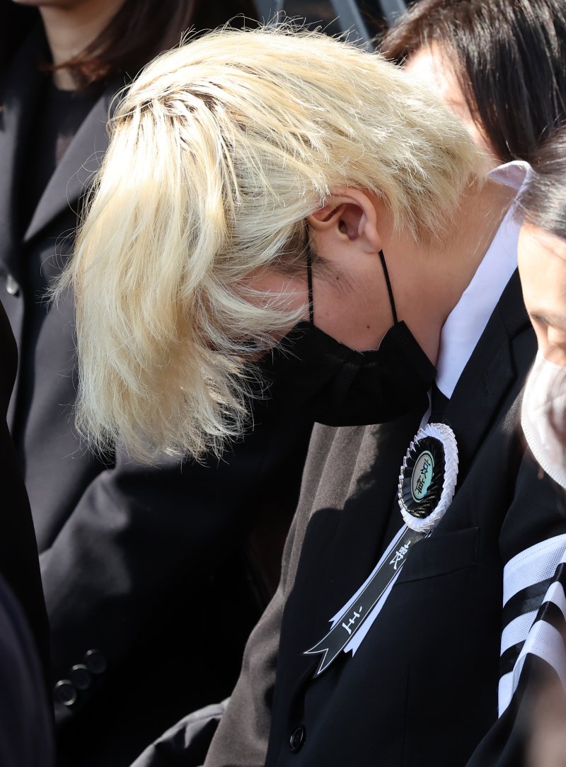 [부산=뉴시스] 하경민 기자 = 고(故) 장제원 전 국회의원의 발인식이 진행된 4일 부산 해운대구 해운대백병원 장례식장에서 래퍼 노엘(본명 장용준)이 운구차량 앞에서 고개를 숙이고 있다. 2025.04.04. yulnetphoto@newsis.com