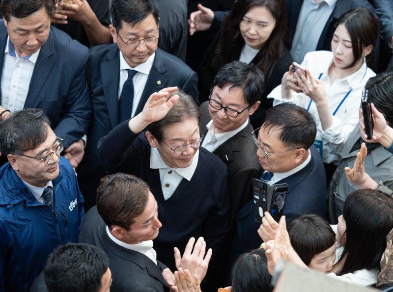 '골목골목 경청투어 : 단양팔경편'에 나선 이재명 더불어민주당 대통령 후보가 4일 오전 충북 단양군 단양구경시장에서 시민들과 인사를 나누고 있다. 2025.5.4/뉴스1 ⓒ News1 이재명 기자