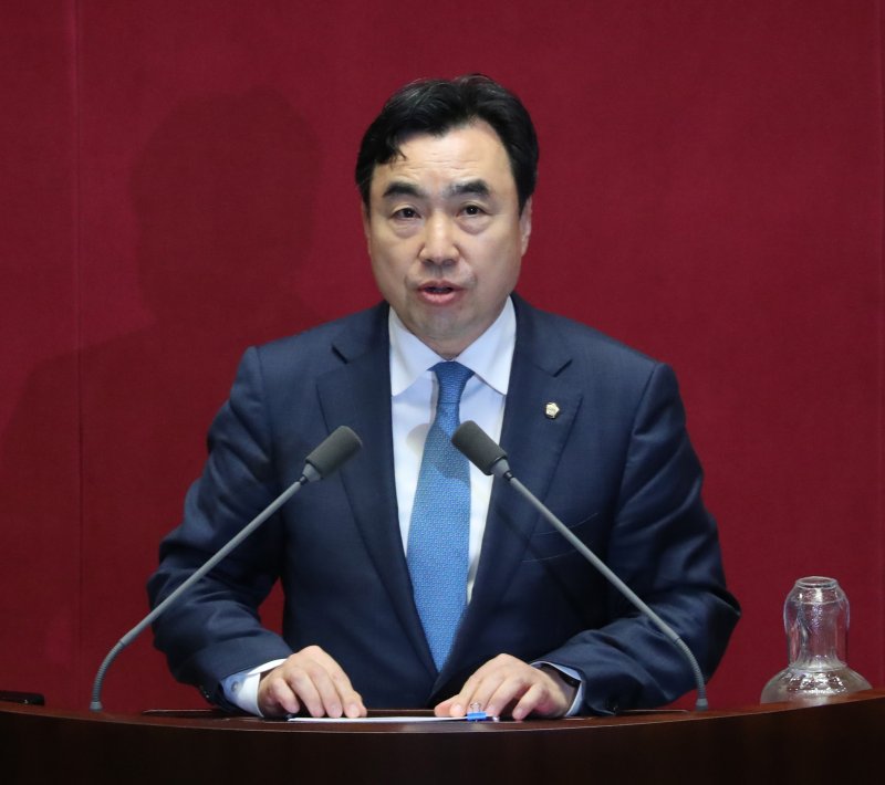 [서울=뉴시스] 입법 로비 대가로 2000만원 상당의 뇌물을 수수한 혐의로 재판에 넘겨진 윤관석 전 의원이 1심에서 무죄를 선고받자 검찰이 항소했다. 사진은 지난 2023년 6월 12일 윤관석 당시 무소속 의원이 서울 여의도 국회에서 열린 제407회국회(임시회) 제1차 본회의에서 자신의 체포동의안에 대한 신상발언을 하는 모습. (사진=뉴시스DB). 2025.05.04. photo@newsis.com