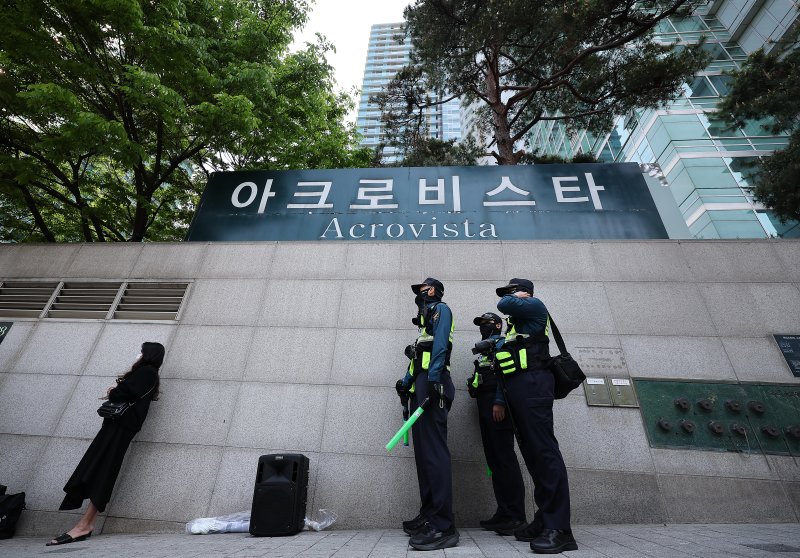검찰이 30일 무속인 '건진법사' 전성배 씨의 청탁금지법 위반 혐의와 관련해 윤석열 전 대통령의 서초동 사저를 압수수색에 들어갔다. 검찰은 김건희 여사에게 선물로 전달된 다이아몬드 목걸이와 명품 가방 등의 의혹을 수사 중이다. 사진은 이날 오전 서울 서초구 아크로비스타 앞에 배치된 경찰 병력. 2025.4.30/뉴스1 ⓒ News1 김진환 기자
