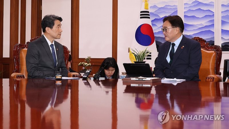 이주호 부총리 만난 우원식 국회의장 (출처=연합뉴스)