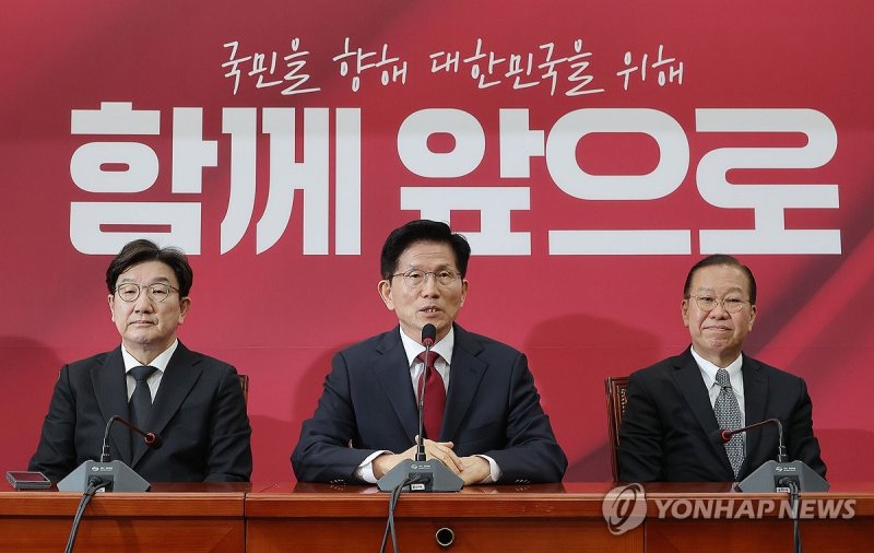 국민의힘 선대위 회의 참석한 김문수 대선 후보 (출처=연합뉴스)