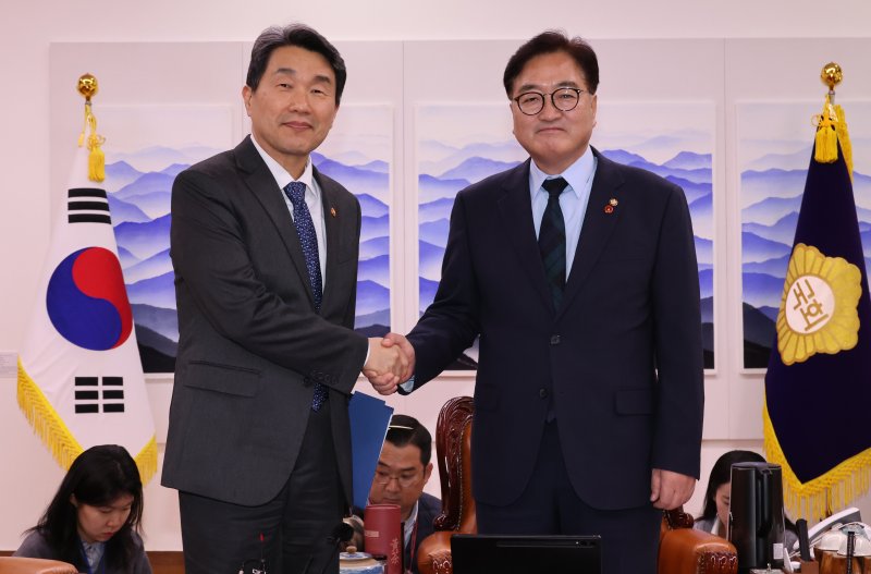 [서울=뉴시스] 조성우 기자 = 우원식(오른쪽) 국회의장이 3일 오후 서울 여의도 국회에서 이주호 사회부총리 겸 교육부 장관을 접견하며 기념촬영을 하고 있다. 2024.12.03. xconfind@newsis.com