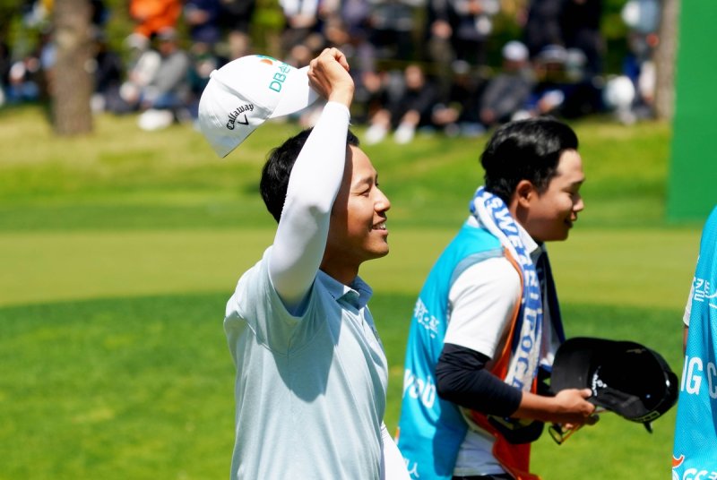 갤러리 환호에 답하는 문도엽(왼쪽) (출처=연합뉴스)