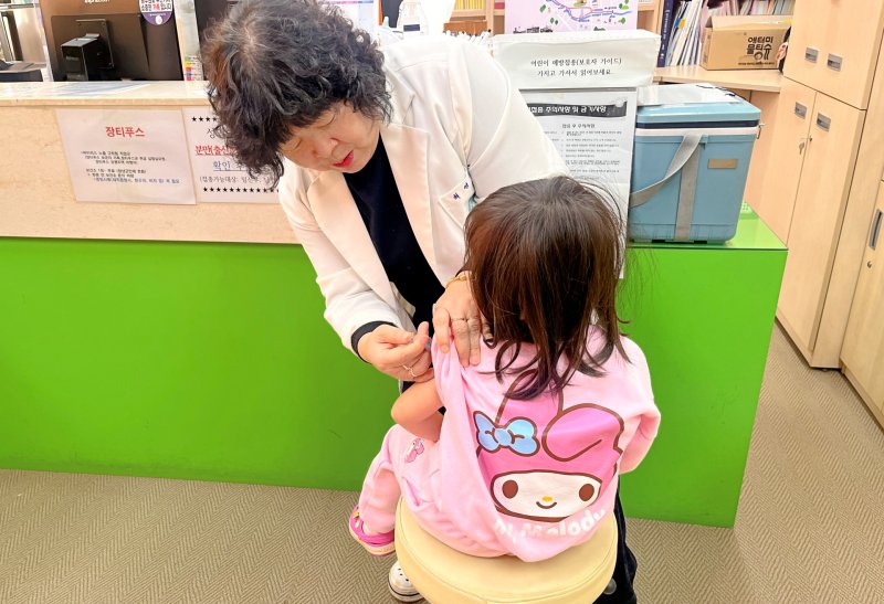 [창녕=뉴시스] 한 어린이가 창녕군보건소에서 홍역 예방접종을 받고 있다. (사진= 창녕군 제공) 2025.04.14. photo@newsis.com *재판매 및 DB 금지