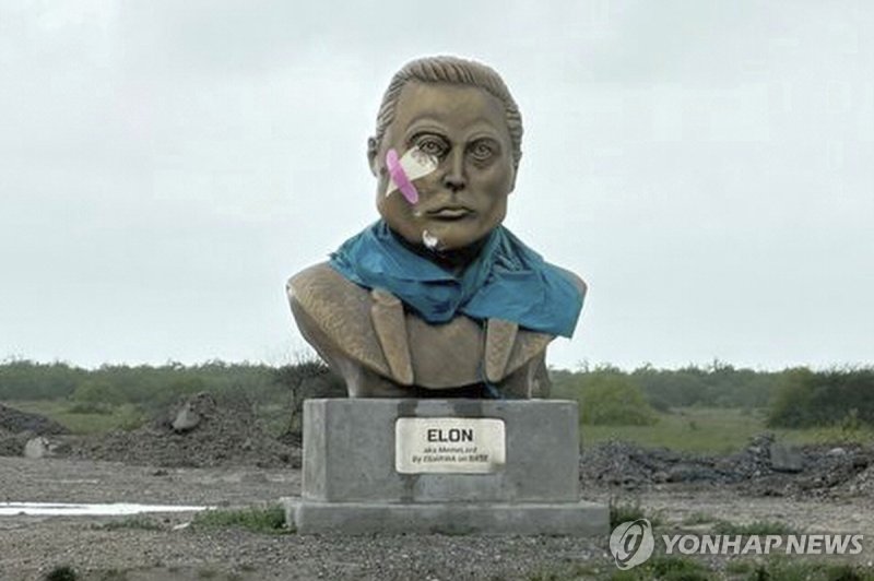 '스타베이스'로 공식 변경될 미국 텍사스주 캐머런 카운티 보카 치카 마을 주변에 있는 머스크 동상. /사진=연합뉴스