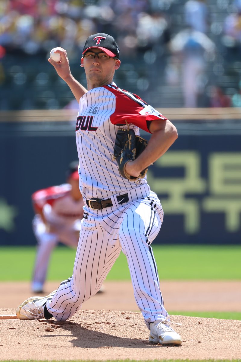 LG 외국인 투수 코엔 윈이 4일 잠실 SSG 랜더스전에서 투구하고 있다.(LG 트윈스 제공)