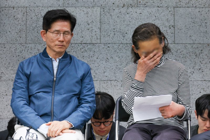 김문수 국민의힘 대통령 후보가 4일 오후 경기 포천시 한센인 정착마을인 장자마을 행복나눔터를 방문해 주민 편지 낭독을 들으며 눈물을 흘리고 있다. 2025.5.4/뉴스1 ⓒ News1 안은나 기자
